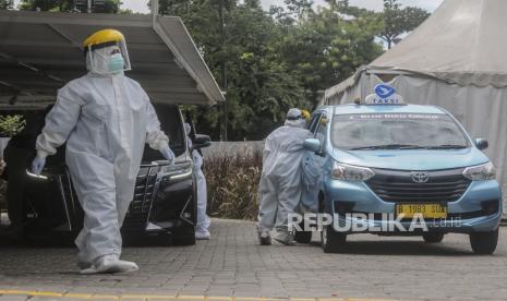 Sejumlah tenaga medis melakukan tes usap kepada warga di Jakarta, Rabu (16/12). Juru Bicara Satuan Tugas Penanganan Covid-19 Wiku Adisasmito mengatakan kapasitas tes untuk mendiagnosa Covid-19 di Indonesia terus meningkat, hingga pekan pertama Desember 2020 sudah mencapai 96,35 persen dan semakin mendekati target WHO. Republika/Putra M. Akbar