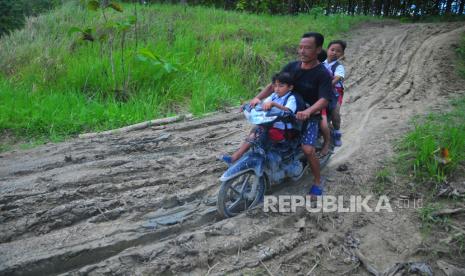 Warga naik sepeda motor melintasi jalan tanah di kawasan hutan Dusun Kalitengah, Rejosari, Kradenan, Grobogan, Jawa Tengah, Selasa (7/3/2023). Menurut warga setempat, sejak puluhan tahun yang lalu akses jalan utama sepanjang tiga kilometer menuju Dusun Kalitengah yang terdapat kurang lebih 300 KK itu belum tersentuh pembangunan infrastruktur jalan, dan saat musim hujan kondisinya berlumpur. ANTARA FOTO/Yusuf Nugroho/tom.