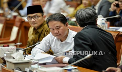 Direktorat Jenderal Penyelenggeraan Haji dan Umroh Hilman Latief (tengah).