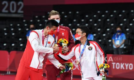 Pebulu tangkis tunggal putra Denmark peraih medali emas Viktor Axelsen (tengah), tunggal putra Cina peraih perak Chen Long (kiri), dan tunggal putra Indonesia peraih perunggu Anthony Sinisuka Ginting berbincang saat pengalungan medali bulu tangkis Olimpiade Tokyo 2020 di Musashino Forest Sport Plaza, Tokyo, Jepang, Senin (2/8/2021). 