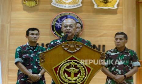 Kepala Pusat Penerangan Militer TNI, Laksamana Muda Julius Widjojono berbicara kepada wartawan saat konferensi pers di Mabes TNI di Jakarta, Indonesia, Ahad (16/04/2023), tentang perkembangan serangan kelompok pemberontak Papua Barat terhadap angkatan bersenjata Indonesia di Nduga, Papua Barat. Aparat keamanan Indonesia melakukan operasi jangka panjang untuk menyelamatkan seorang pilot Selandia Baru yang telah disandera selama lebih dari sebulan oleh kelompok pemberontak bersenjata Papua di Kabupaten Nduga, Dataran Tinggi Papua.  