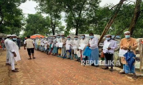 Bangladesh Janji Tindak Tegas Pembunuh Pemimpin Rohingya. Pengungsi Rohingya menunggu untuk divaksinasi COVID-19 di Coxs Bazar, Bangladesh.