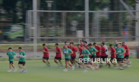 Sejumlah pesepakbola Timnas U-23 melakukan pemanasan saat latihan di Lapangan A, Senayan, Jakarta, Kamis (10/8/2023). Timnas U-23 melaksanakan latihan perdana jelang Piala AFF U-23 2023 yang dihadiri 17 pemain dan enam pemain absen.