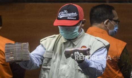 Nasir Djamil mengingatkan agar KPK juga memperhatikan kasus korupsi jumbo. Foto penyidik KPK memperlihatkan barang bukti uang saat konferensi pers terkait operasi tangkap tangan, di Gedung KPK, Jakarta, Kamis (20/1/2021). -ilustrasi-