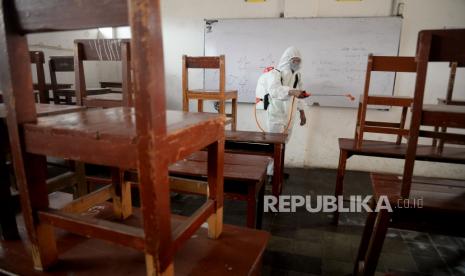 Petugas PMI menyemprotkan cairan disinfektan di lingkungan sekolah Yapermas, Menteng, Jakarta, Kamis (9/7). Penyemprotan disinfektan ini merupakan salah satu usaha mengantisipasi penyebaran virus Corona sekaligus dalam rangka menuju penerapan tatanan normal baru di lingkungan sekolah.Prayogi/Republika. 