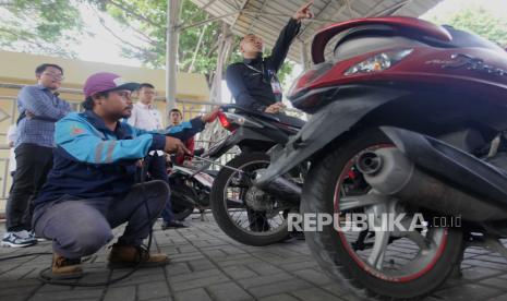 Petugas melakukan uji emisi kendaraan motor di Gedung DPRD DKI Jakarta, Rabu (23/8/2023). DKI Jakarta akan melakukan uji coba tilang bagi kendaraan yang tidak lulus uji emisi pada Jumat (25/8/2023), dan mulai diterapkan sanksi secara efektif mulai 1 September 2023. Penerapan sanksi tersebut untuk menangani polusi udara di DKI Jakarta yang belum kunjung membaik.