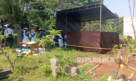 Polisi melakukan pembongkaran makam jenazah R di Cijambe, Kota Bandung, Kamis (16/5/2024) untuk diautopsi. Korban dianiaya oleh kedua rekannya hingga meninggal dunia April lalu. 