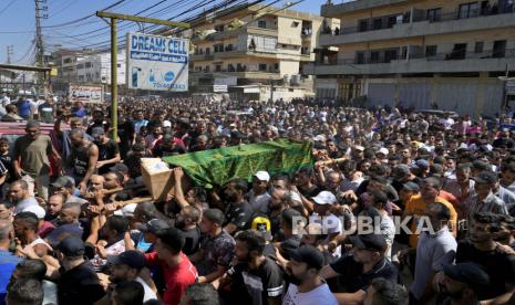 Para pelayat membawa peti mati Abdul-Al Omar Abdul-Al, 24, yang berada di atas kapal yang membawa para migran dari Lebanon yang tenggelam di perairan Suriah, selama prosesi pemakamannya, di kamp pengungsi Palestina Nahr el-Bared dekat kota utara dari Tripoli, Lebanon, Sabtu, 24 September 2022. Ribuan warga Palestina mengadakan salat di Lebanon utara pada Sabtu untuk salah satu dari puluhan migran yang kehilangan nyawa mereka minggu ini ketika kapal mereka tenggelam di lepas pantai Suriah.