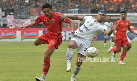 Pesepak bola Persija Jakarta Rizky Ridho (kiri) berebut bola atas dengan pesepak bola Persib Bandung Ciro Henrique Alves (kanan) pada pertandingan lanjutan BRI Liga 1 di Stadion Patriot Chandrabhaga, Bekasi, Jawa Barat, Sabtu (2/9/2023). Pertandingan berakhir imbang  dengan skor 1-1. 