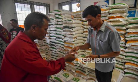 Warga menukarkan kupon saat penyaluran bantuan cadangan beras pemerintah di Kantor PT Pos Indonesia, Medan, Sumatera Utara, Rabu (9/10/2024). Pemerintah daerah setempat bersinergi dengan Perum Bulog untuk menyalurkan bantuan pangan cadangan pemerintah (BCP) tahap kedua kepada 135.604 keluarga penerima manfaat di Kota Medan. 