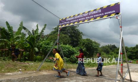 Alat Penyemprot Disifektan Otomatis. Alat penyemprot disifektan otomatis di pasang  warga di gerbang Kampung Kalipakis, Bantul, Yogyakarta, Senin (23/3).  Gugus Tugas Percepatan Penanganan COVID-19 Kabupaten Bantul, Daerah Istimewa Yogyakarta melaporkan penambahan satu kasus positif terinfeksi virus corona jenis baru pada Senin (8/6) dan pasien yang dinyatakan sembuh satu orang.