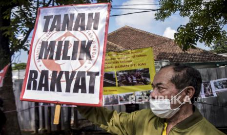 Massa yang tergabung dalam Aliansi Penghuni Rumah dan Tanah Negara (APRTN) melakukan aksi di depan lokasi penertiban aset PT KAI di Jalan Laswi, Batununggal, Kota Bandung, Senin (12/9/2022). Dalam aksi tersebut mereka meminta PT KAI DAOP 2 Bandung untuk menghentikan segala bentuk upaya pengosongan paksa atau eksekusi sepihak serta bertanggung jawab memberikan ganti rugi kepada warga yang terdampak. 