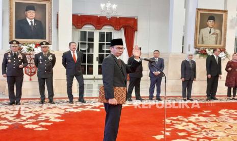 Presiden Joko Widodo (Jokowi) resmi melantik Nawawi Pomolango menjadi Ketua Komisi Pemberantasan Korupsi (KPK) Sementara pada Senin (27/11/2023) di Istana Negara, Jakarta.