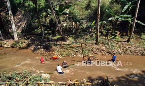 Warga secara bergotong-royong membersihkan sampah Kalibaru di Kampung Sukaraja RW 05, Desa Cikeas, Kabupaten Bogor, Jawa Barat. Masyarakat di sekitar Sungai Cileungsi dan Cikeas, Kecamatan Gunung Putri, Kabupaten Bogor meminta agar normalisasi kedua sungai yang kerap banjir itu dipercepat. Berdasarkan data Komunitas Peduli Cileungsi Cikeas (KP2C), lahan yang dibutuhkan untuk normalisasi kedua sungai tersebut seluas sekitar 40 Hektare.