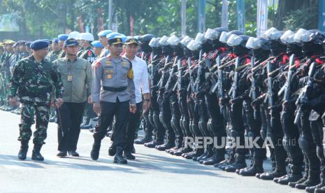 Pj Gubernur Jawa Barat (Jabar) Bey Machmudin bersama Kapolda Jabar Irjen Pol Akhmad Wiyagus dan sejumlah pejabat terkait meninjau pasukan saat Apel Gelar Pasukan Sinergitas TNI-Polri dan Intansi Terkait Dalam Rangka Pengamanan Pemilihan Gubernur dan Wakil Gubernur Tahun 2024 Tingkat Provinsi Jawa Barat di kawasan Gasibu, Kota Bandung, Selasa (20/8/2024). Apel Gelar Pasukan merupakan rangkaian operasi untuk mengecek kesiapan personel dan kelengkapan sarana prasarana seluruh unsur terkait sebelum diterjunkan ke lapangan agar setiap tahapan Pilkada dapat berjalan dengan baik, lancar dan damai.