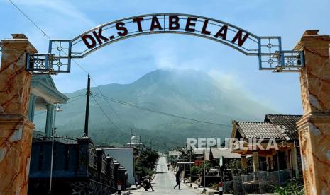 Sejumlah warga Dukuh Stabelan, Desa Tlogolele, Kecamatan Selo, Kabupaten Boyolali, Jawa Tengah masih beaktivitas normal dengan latar belakang puncak gunung Merapi, Ahad (12/3). Mereka diimbau tetap siaga dan mewaspadai aktivitas vulkanik terkini gunung Merapi.