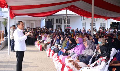 Presiden Joko Widodo (Jokowi) menyalurkan bantuan langsung tunai (BLT) El Nino kepada sejumlah penerima manfaat di Kantor Pos Pekalongan, Kota Pekalongan, Jawa Tengah, Rabu (13/12/2023). 