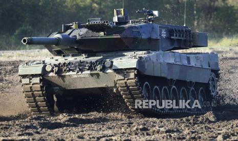 FILE - A Leopard 2 tank is pictured during a demonstration event held for the media by the German Bundeswehr in Munster near Hannover, Germany, Wednesday, Sept. 28, 2011. Poland will apply to the German government for permission to supply the German-made Leopard battle tanks to Ukraine. 