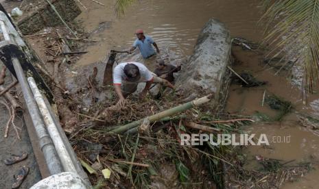 Sejumlah warga membersihkan material yang menutup jalur Kali Lebeng akibat banjir bandang, di Desa Kalisalak, Kebasen, Banyumas, Jateng, Kamis (29/10/2020). Curah hujan tinggi akibat fenomena La Nina selama beberapa hari terakhir, memicu banjir dan longsor, tanah bergerak dan tanggul sungai jebol, yang tersebar di beberapa wilayah di Kabupaten Banyumas, Cilacap, Kebumen. 