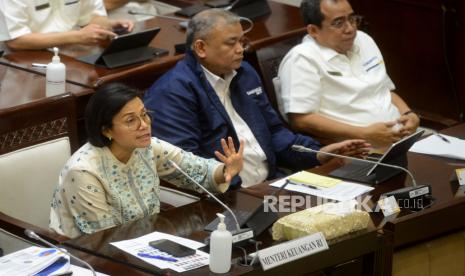 Menteri Keuangan Sri Mulyani Indrawati berbicara saat Rapat Kerja dengan Komisi XI DPR RI di kompleks Parlemen, Senayan, Jakarta, Senin (27/3/2023). Komisi XI DPR bersama jajaran Kementerian Keuangan menggelar rapat bersama terkait evaluasi reformasi birokrasi di lingkungan Kemenkeu.