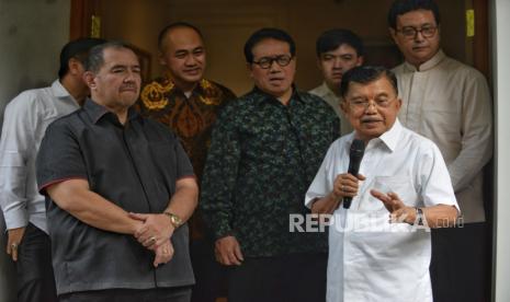 Ketua Umum Dewan Masjid Indonesia (DMI) Jusuf Kalla (JK) bersama Pendeta Gilbert Lumoindong menyampaikan keterangan kepada wartawan usai melakukan pertemuan di kediaman JK, Kebayoran Baru, Jakarta, Senin (15/4/2024). Dalam kesempatan tersebut Pendeta Gilbert meminta maaf kepada seluruh masyarakat Indonesia khususnya umat Islam atas kegaduhan yang terjadi akibat ceramahnya yang menyinggung soal salat dan zakat dalam Islam. Pendeta Gilbert menyebut video ceramahnya yang viral di media sosial dan menimbulkan kegaduhan ini telah dipotong-potong dan tidak memuat penjelasan yang lengkap. Ia pun menegaskan tak bermaksud untuk mengolok-olok umat Muslim melalui ceramahnya tersebut.