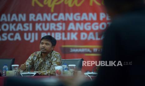 Anggota KPU RI Idham Holik menyampaiakan arahan dalam Rapat Koordinasi Penyampaian Rancangan Penataan Daerah Pemilihan dan Alokasi Kursi Anggota DPRD Kabupaten/Kota Pasca Uji Publik dalam Pemilu Tahun 2024 Di Gedung KPU, Jakarta, Ahad (18/12/2022). Rapat koordinasi tersebut dilakukan KPU sebagai tahapan dan persiapan untuk mensukseskan Pemilu 2024. Republika/Prayogi