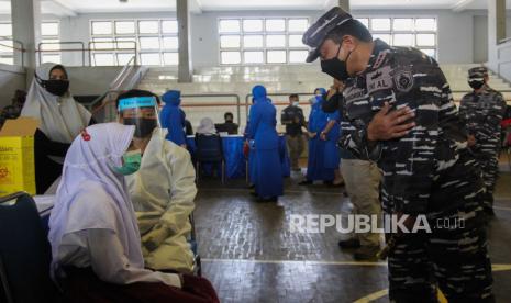 Komandan Komando Pembinaan Doktrin Pendidikan dan Latihan TNI Angkatan Laut (Dankodiklatal) Laksamana Madya TNI Nurhidayat (kedua kanan) meninjau pelaksanaan Serbuan Vaksinasi COVID-19 di GOR Bola Basket AAL Bumimoro, Surabaya, Jawa Timur, Rabu (21/7/2021). Komando Pembinaan Doktrin Pendidikan dan Latihan TNI Angkatan Laut (Kodiklatal) melaksanakan vaksinasi COVID-19 yang diperuntukkan untuk anak usia 12 tahun sampai dengan 17 tahun guna mewujudkan kekebalan komunal atau 