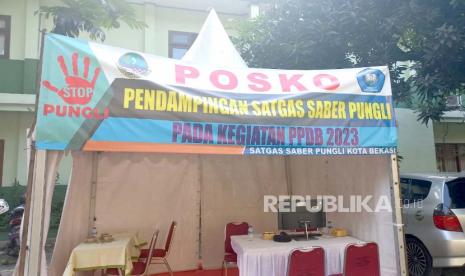 Posko pendampingan saber pungli pada kegiatan PPDB 20023 di SMAN 1 Bekasi, Rabu (12/7/2023).