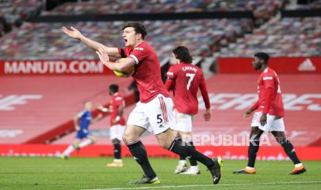 Reaksi Harry Maguire dari Manchester United saat pertandingan sepak bola Liga Utama Inggris antara Manchester United dan Everton FC di Manchester, Inggris, Senin (8/2).