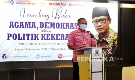 Pemred Republika Irfan Junaidi memberikan sambutan saat peluncuran buku Agama, Demokrasi, dan Politik Kekerasan di Gedung PP Muhammadiyah, Yogyakarta, Selasa (16/11). Buku ini merupakan karya dari Ketua Umum PP Muhammadiyah Haedar Nashir yang diterbitkan oleh Suara Muhammadiyah yang bekerjasama dengan Penerbit Republika.