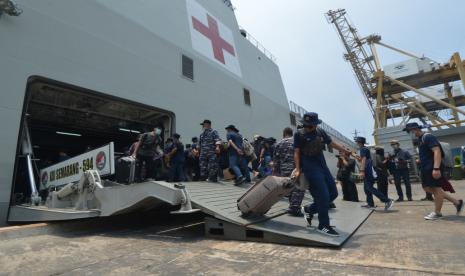 Sejumlah ABK turun dari KRI Rumah Sakit Semarang.