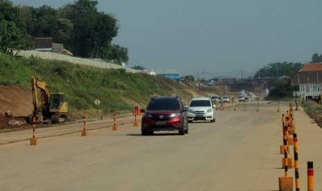 Sejumlah kendaraan melintas di jalan tol fungsional Batang-Semarang, di Semarang, Jawa Tengah, Jumat (8/6).