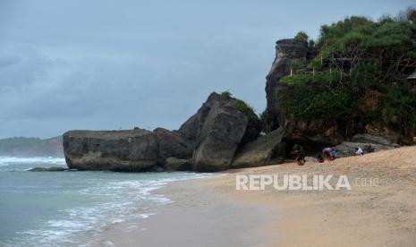 Wisatawan menghabiskan sore hari di Pantai Pulang Sawal, Gunungkidul, Yogyakarta.