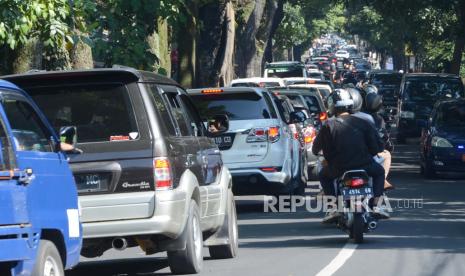 Lalu lintas padat merayap di kawasan tempat wisata di Jalan Raya Lembang, Kecamatan Lembang, Kabupaten Bandung Barat, Ahad (5/7). Telah dibukanya kembali tempat wisata di kawasan Lembang, membuat jalanan di jalur wisata kembali paadat. Meski demikian terpantau kendaraan masih didominasi oleh plat Bandung.