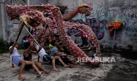 Pemain dari Kesenian Naga Merah Putih saat berlatih di kawasan Babakan Pasar, Kota Bogor, Jawa Barat, Rabu (18/1/2023). Latihan Liong dan Barongsai yang diikuti oleh warga sekitar tersebut untuk persiapan dalam rangka memeriahkan Tahun Baru Imlek dan Cap Go Meh.