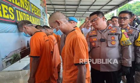 Petugas Satnarkoba Polres Indramayu berhasil menangkap seorang pengedar ganja seberat dua kilogram. Tersangka pun dihadirkan di Mapolres Indramayu, Selasa (6/2/2024).