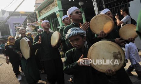 Warga mengikuti kirab sekaten di kawasan Pisangan Timur, Pulo Gadung, Jakarta Timur, Ahad (15/9/2024). Yayasan Al Khitoh Insani menggelar kegiatan kirab sekaten dalam rangka memperingati hari kelahiran Nabi Muhammad SAW atau Maulid Nabi yang diperingati setiap 12 Rabiul Awal tahun Hijriah. Kirab Sekanten dimaknai sebagian umat muslim sebagai metode penyebaran agama islam khususnya di Jawa Tengah pada era wali songo. Selain kirab Sekaten, yayasan tersebut juga menggelar kegiatan tausiah, tahlil, santunan anak yatim dan shalawatan yang diharapkan menjadi sarana untuk menghidupkan kembali semangat perjuangan islam sekaligus meneladani akhlak Rasulullah SAW, menjalin silaturahmi juga meningkatkan keimanan dan ketakwaan kepada Allah SWT.