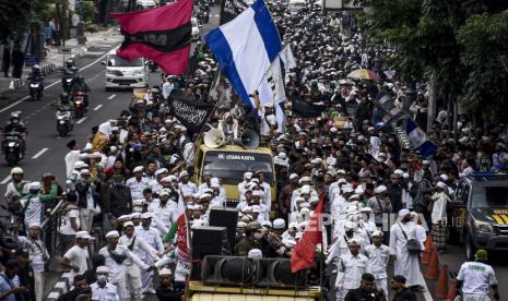  Ini Cara Prancis Perbaiki Hubungan dengan Dunia Islam. Foto ilustrasi:  Sejumlah massa yang tergabung dalam Aliansi Pergerakan Islam Jawa Barat melakukan longmars saat Aksi Bela Islam 411 di Jalan Merdeka, Kota Bandung, Rabu (4/11). Dalam aksinya mereka mengecam dan memprotes pernyataan Presiden Prancis Emmanuel Macron yang dianggap menghina Islam dan Nabi Muhammad SAW serta menyerukan untuk memboikot produk-produk Prancis. Foto: Abdan Syakura/Republika