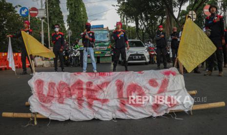 Berbagai aliansi buruh melakukan aksi di depan kantor Pemerintah Kabupaten (Pemkab) Bogor di Cibinong,  Kabupaten Bogor, Jawa Barat, Kamis (25/11/2021). Disnaker Kabupaten Bogor mengusulkan UMK Bogor pada 2022 sebesar Rp 4.520.844 atau naik sekitar 7,2 persen dibandingkan 2021.