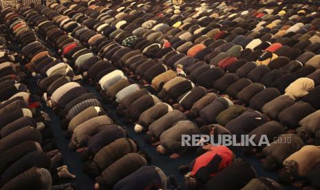 Umat Muslim melakukan shalat malam di Hagia Sophia.