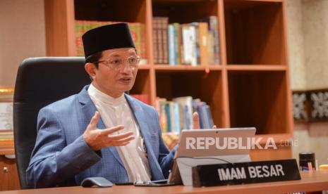 Kuatkan Tubuh dan Mental Spiritual Untuk Hadapi Covid-19. Foto ilustrasi: Imam Besar Masjid Istiqlal Nasaruddin Umar berpose saat wawancara khusus bersama Republika di ruangannya di Masjid Istiqlal, Jakarta, Selasa (28/7). Dalam wawancara tersebut membahas tentang progres renovasi Masjid Istiqlal.