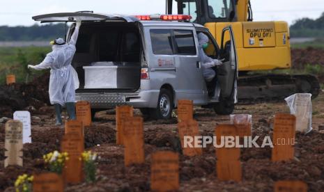 Petugas bersiap memakamkan jenazah dengan protokol COVID-19 di TPU Rorotan, Cilincing, Jakarta Utara, Selasa (15/6/21). Satgas penanganan COVID-19 melaporkan kasus konfirmasi positif hingga Selasa (15/6/2021) bertambah 8.161 orang sehingga totalnya menjadi 1.927.708 kasus, sementara itu kasus meninggal akibat COVID-19 bertambah 164 jiwa sehingga totalnya telah menembus 53.280 jiwa. 