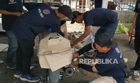 Petugas mengemas motor Program Angkutan Sepeda Motor Gratis 2023 dengan kereta api di Stasiun Kiaracondong, Kota Bandung, Rabu (12/4/2023). 