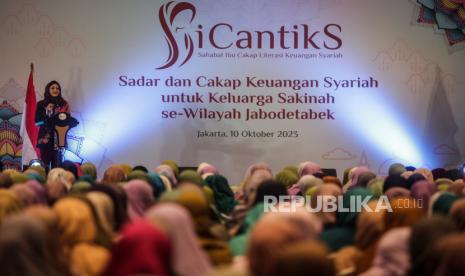 Kepala Eksekutif Pengawas Perilaku Pelaku Usaha Jasa Keuangan, Edukasi dan Perlindungan Konsumen OJK Friderica Widyasari Dewi menyampaikan paparan pada acara Sahabat Ibu Cakap Literasi Keuangan Syariah (SiCantikS) di Jakarta, Selasa (10/10/2023). Acara SiCantikS bertajuk Sadar dan Cakap Keuangan Syariah untuk Keluarga Sakinah se-Wilayah Jabodetabek tersebut untuk memberikan edukasi keuangan kepada komunitas perempuan dan ibu.