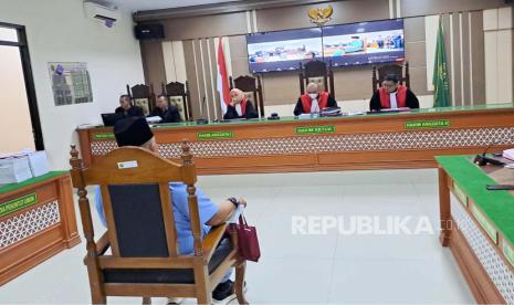 Pimpinan Mahad Al-Zaytun Indramayu, Panji Gumilang menghadiri sidang dengan agenda pembacaan tuntutan, di PN Indramayu, Kamis (22/2/2024). 