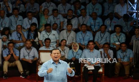 Capres nomor urut 2 Prabowo Subianto menyampaikan gagasannya saat debat perdana Calon Presiden di Halaman gedung Komisi Pemilihan Umum (KPU), Jakarta, Selasa (12/12/2023). Debat capres perdana mengangkat tema Hukum, HAM, Pemerintahan, Pemberantasan Korupsi, Penguatan Demokrasi, kerukunan masyarakat, dan pelayanan publik.  Debat tersebut berlangsung selama 120 menit yang terdiri dari 6 segmen dan 18 pertanyaan yang dipandu oleh moderator Ardianto Wijaya dan Valerina Daniel.