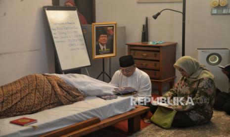 Sejumlah Kerabat melayat almarhum Mantan Menteri Koordinator (Menko) Bidang Kemaritiman Rizal Ramli di kediamannya Jalan Bangka IX, Jakarta Rabu (3/1/2023).