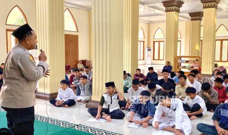 Puluhan Anak Berhadapan dengan Hukum  (ABH) mengikuti kegiatan pesantren kilat di Masjid Syarif Hidayatullah, Asrama Polisi Polresta Cirebon, Kelurahan Kaliwadas, Kecamatan Sumber, Kabupaten Cirebon, Selasa (19/3/2024) sore. 