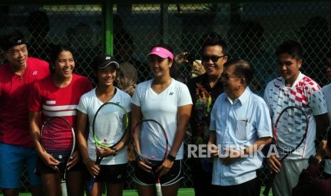 Wakil Presiden Jusuf Kalla (kedua kanan) bersama Menteri Pemuda dan Olahraga Imam Nahrawi (ketiga kanan) berbincang dengan para atlet saat meninjau venue di Stadion Gelora Bung Karno, Jakarta, Jumat (29/6).