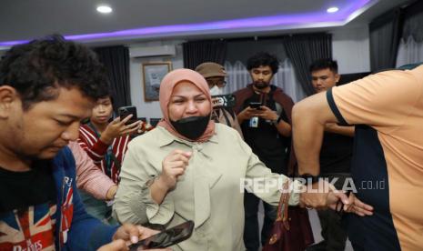 Elvi (perempuan berjilbab), ibu dari Ken Admiral, korban penganiayaan oleh anak AKBP Achiruddin Hasibuan di Medan. Pengamat hukum sebut sanksi etik tidak cukup untuk AKBP Achiruddin tapi juga dipidana.